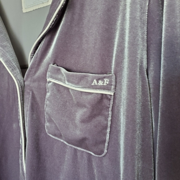 Abercrombie & Fitch Velvet Pajama Top Size Large - Picture 5 of 8